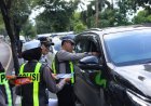 Polres Gresik Gencarkan Edukasi Keselamatan, Pengguna Jalan Tertib Dapat Cokelat