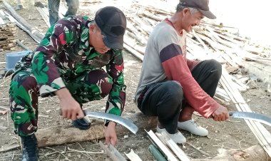 Babinsa Balongpanggang Dorong Peningkatan Kualitas Produksi Pengrajin Bambu Kedungpring